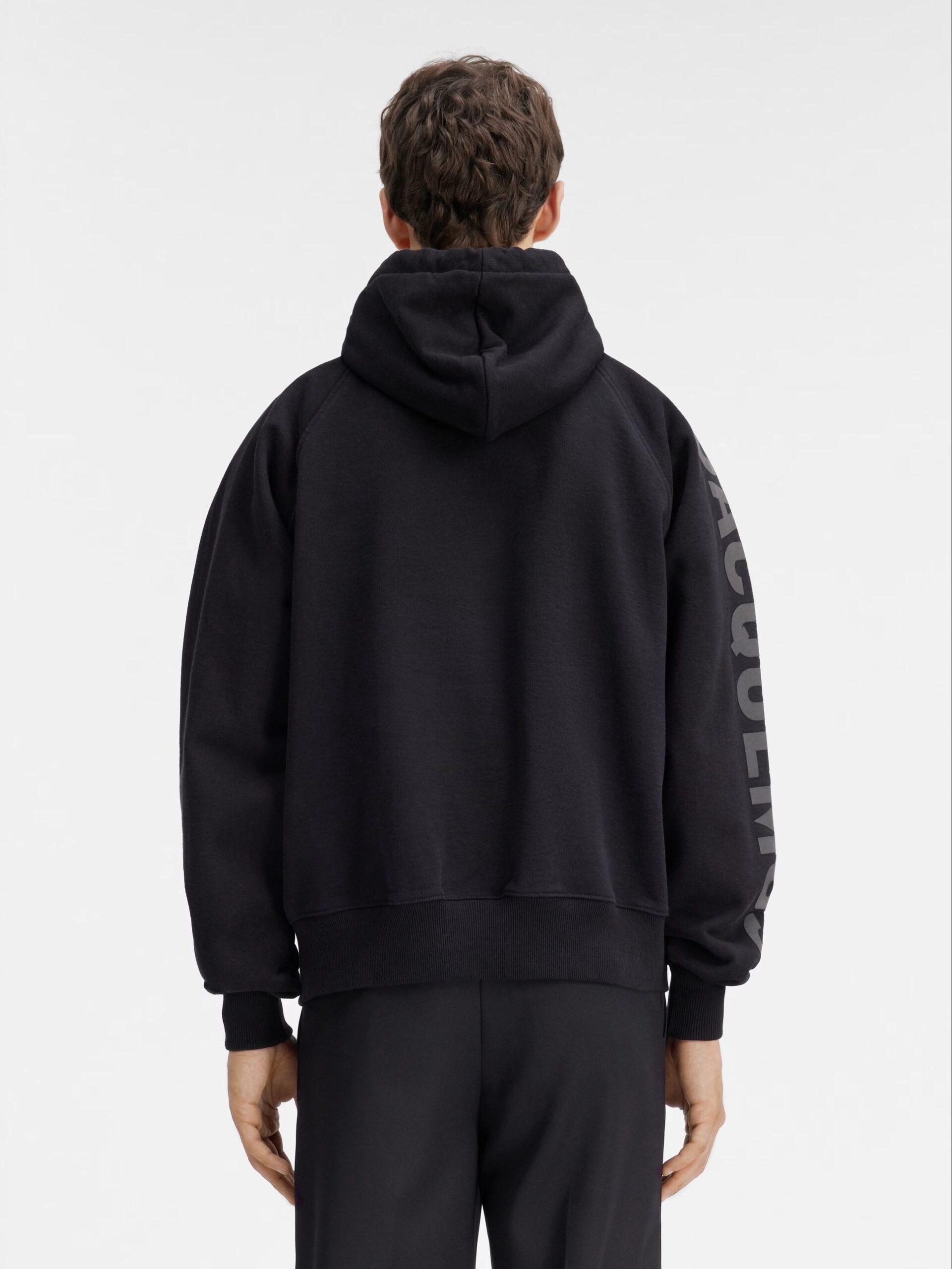 msj_9KAbjejzq4UEKuhpFELPA%20JACQUEMUS%20NERA%20CAPPUCCIO%20TYPO%20SCRITTA%20SUL%20BRACCIO%202.jpeg