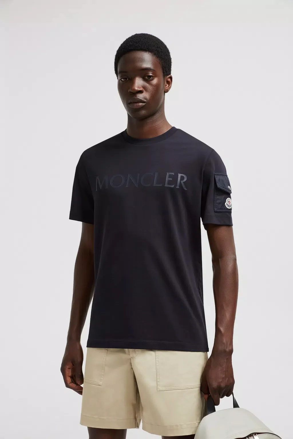 msj_Fx0Xl66hdLHRqAwNT-SHIRT%20MONCLER%20TASCA%20BLU%20NAVY%203.webp